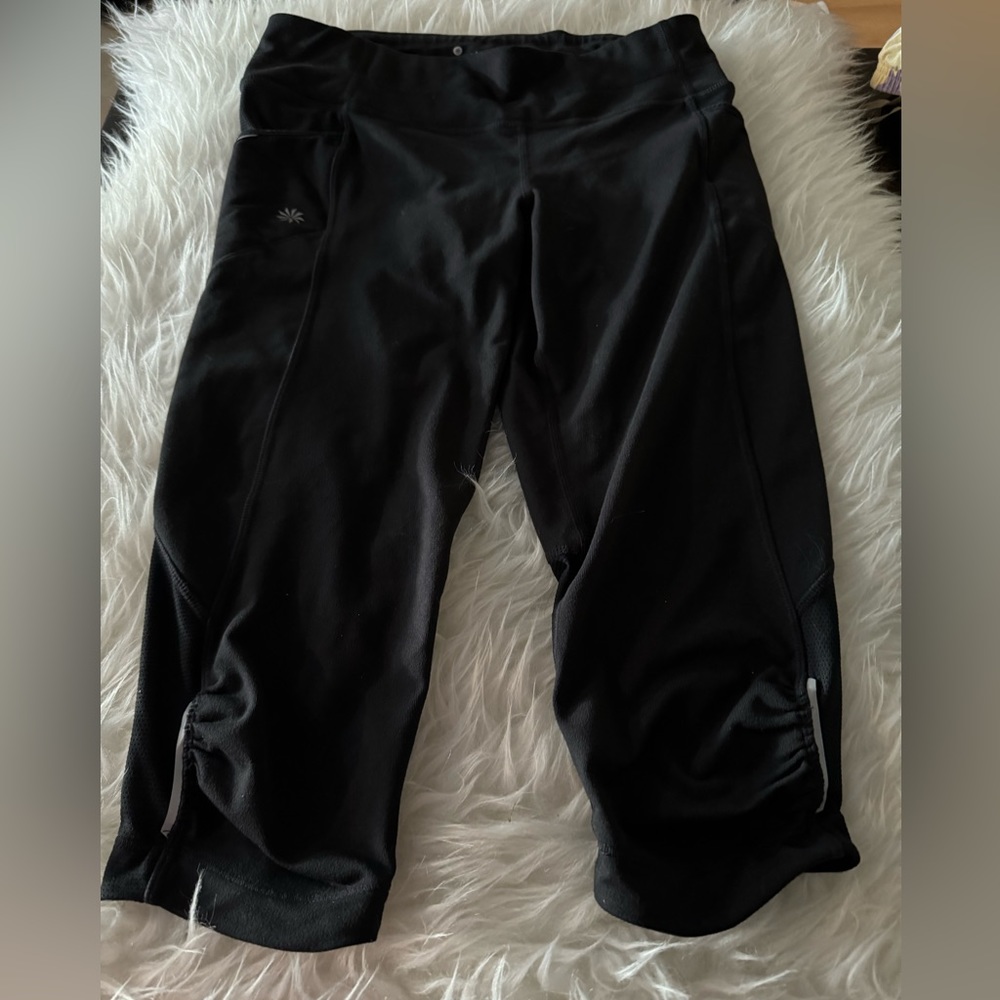 Comfortable Athleta, black and silver cropped activewear pants